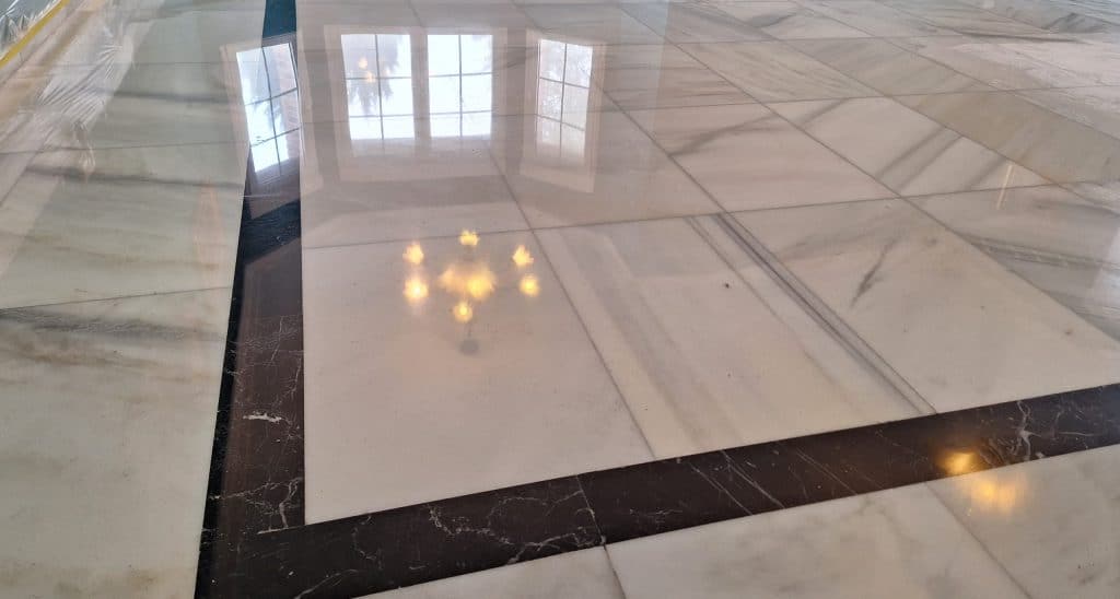 Cómo reparar un suelo de mármol y arreglar grietas y rayas